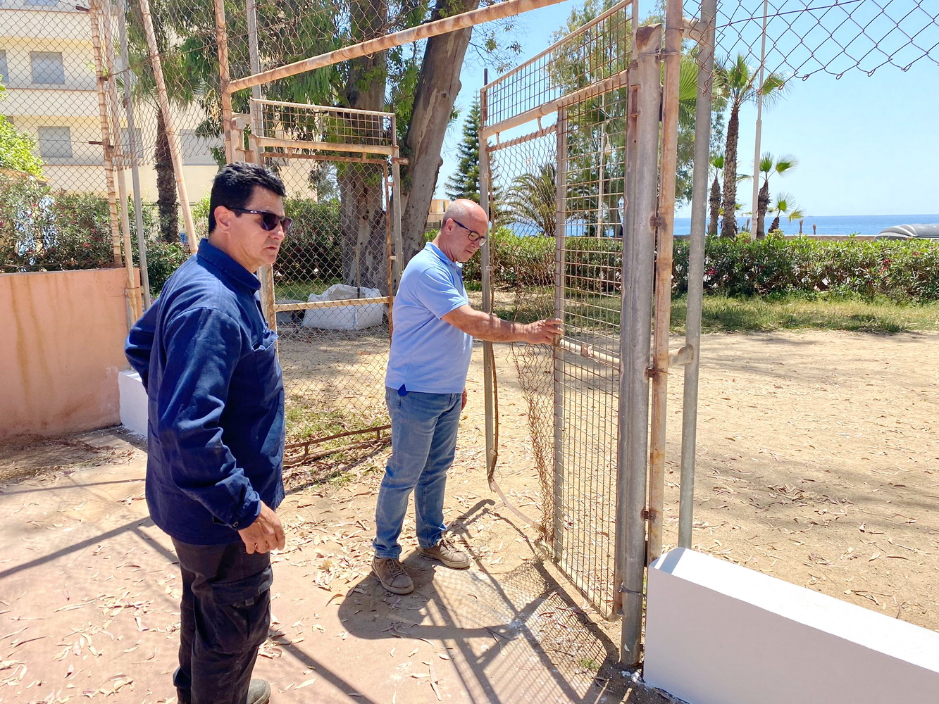 El Área Municipal de Deportes de Almuñécar lleva a cabo mejoras en la pista polideportiva El Pozuelo